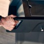 Detailaufnahme: Hand öffnet Seitenablage des Enders Gasgrills Monroe Pro 4 SIK Turbo.