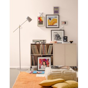 Wohnraum in Zartorange mit Alpina Wandfarbe. Matte, helle Wandfarbe für ein freundliches Ambiente.