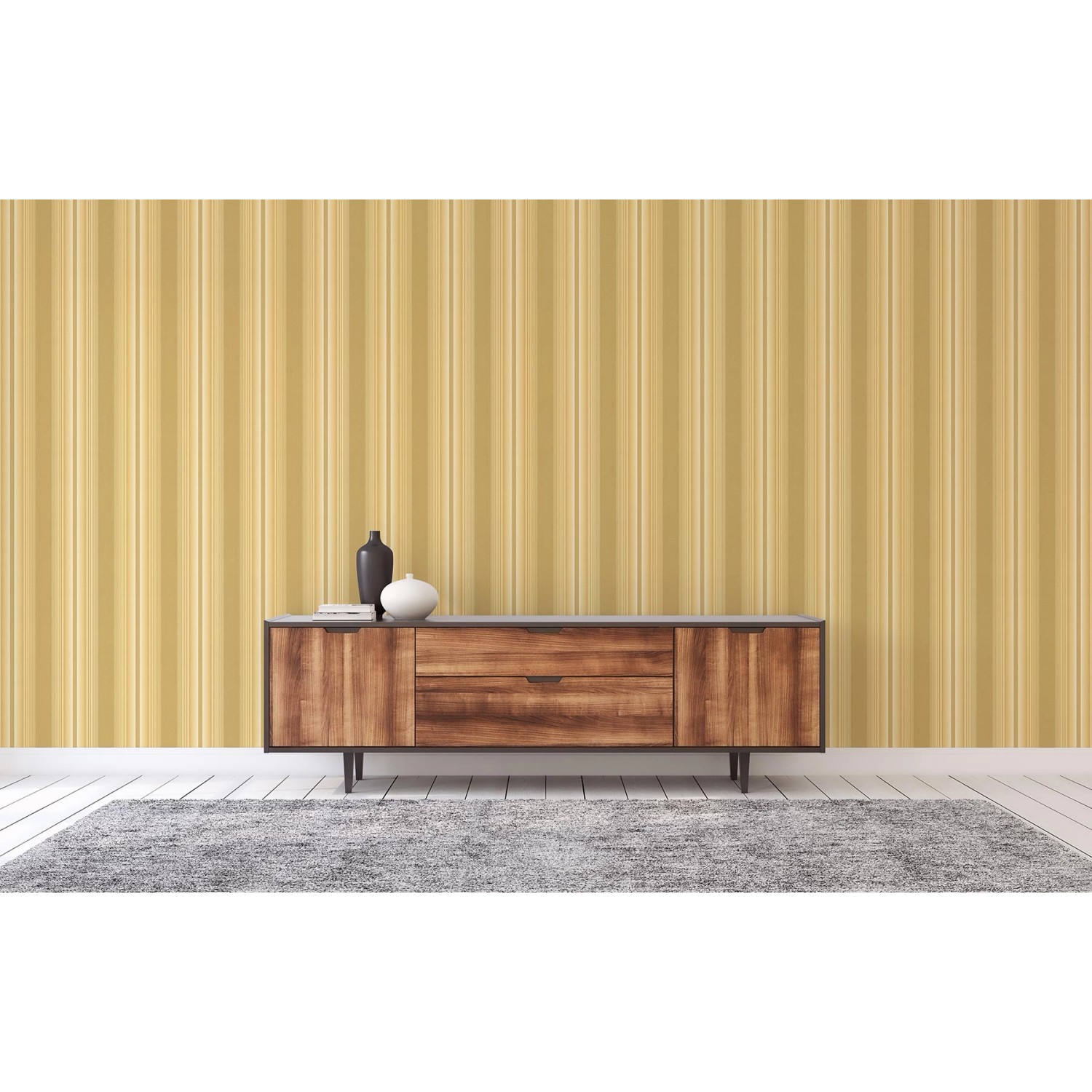 Goldene Streifentapete „Nino“ von Tadessi, klassische Vliestapete mit feinen Streifen im Wohnraum.