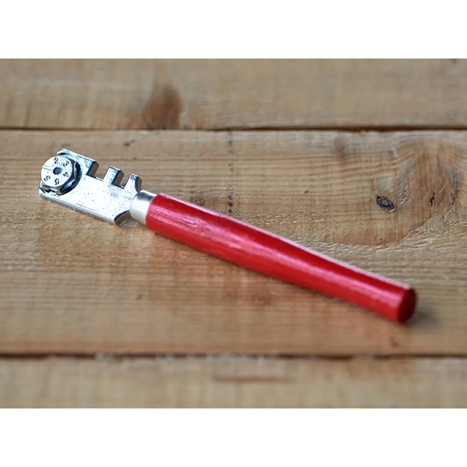 Juliana Glasschneider mit rotem Griff für Gewächshaus-Glas, Zubehör für präzise Schnitte.