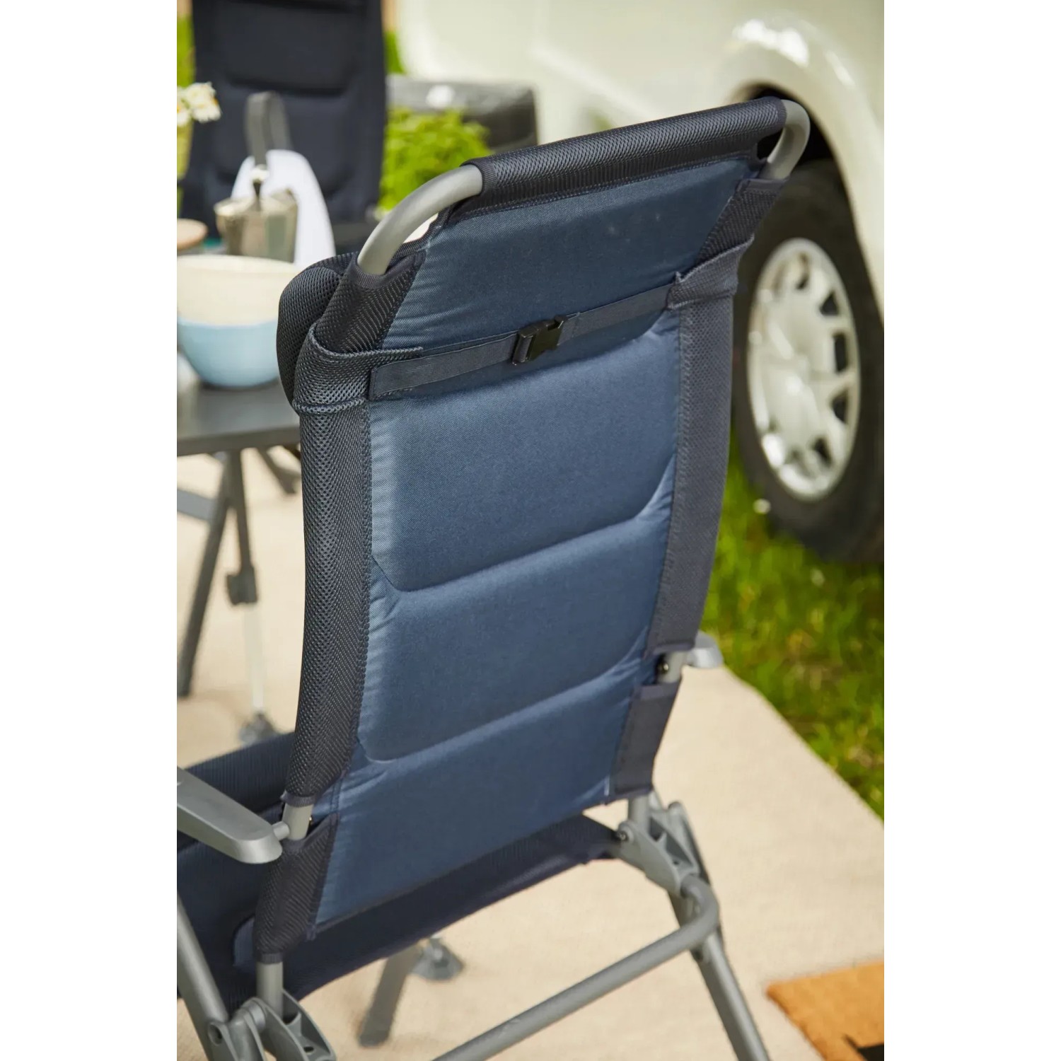 Dunkelblauer Siena Garden Campingsessel Premium, Rückenansicht. Bequemer Klappstuhl für Camping und Outdoor.