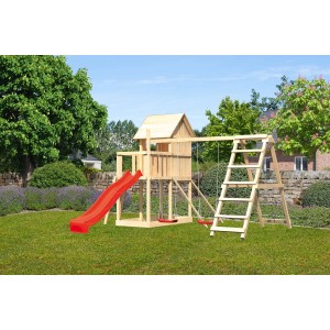 Karibu Stelzenhaus Frieda mit Schaukel, Klettergerüst, roter Rutsche und Netzrampe im Garten.