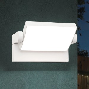 Weiße LED Außen Wandleuchte mit schwenkbarem Kopf leuchtet an dunkler Wand. Modernes Design, IP54.