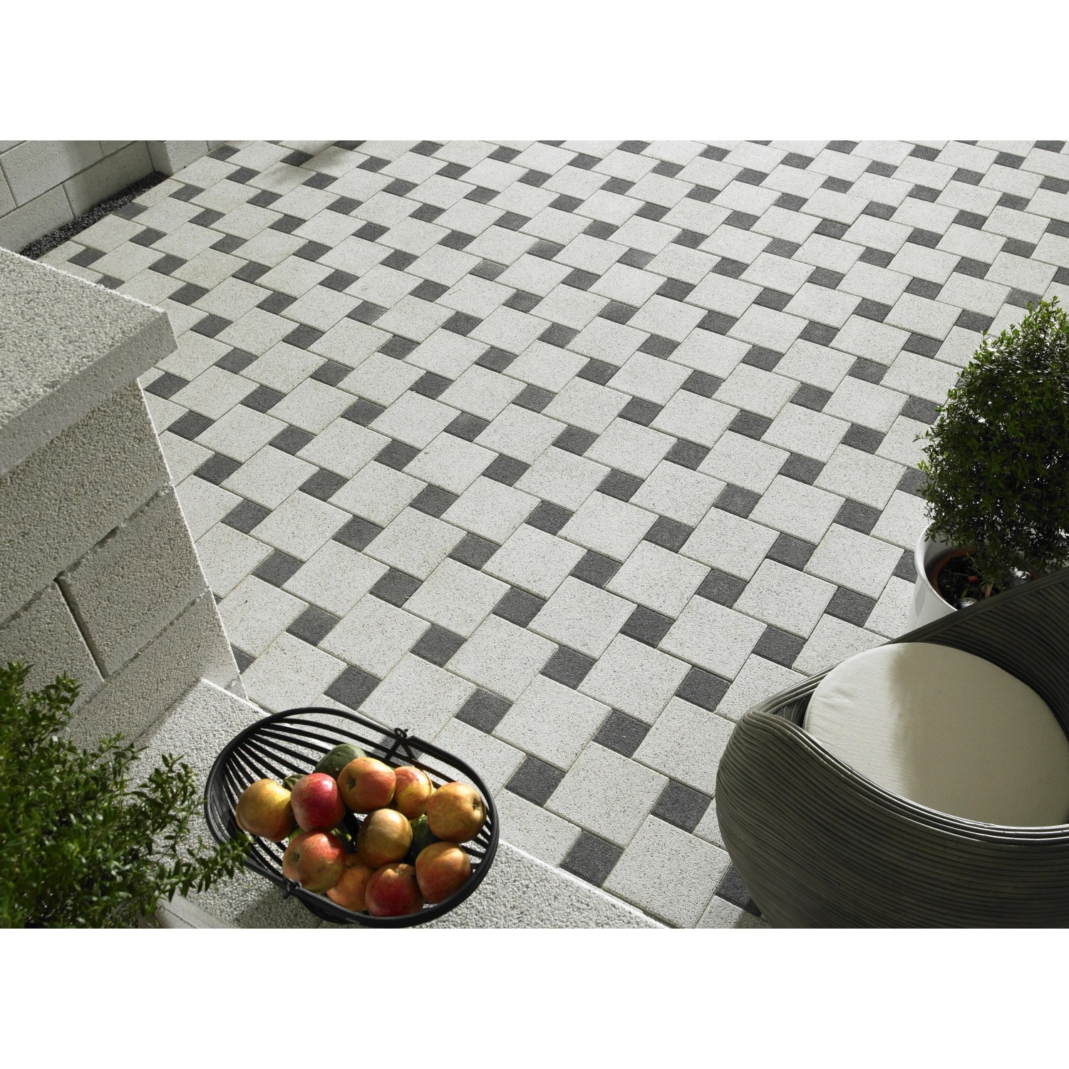 Quadratische, weiß gewaschene Beton Pflastersteine (20x20x6 cm) auf Terrasse verlegt.