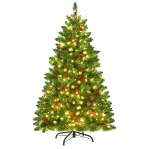 Costway künstlicher Weihnachtsbaum 135cm mit warmweißen LEDs, roten Beeren und Tannenzapfen.