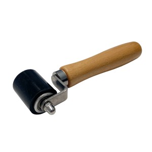 HSS Silikon-Andrückrolle (40mm) mit Holzgriff für Bauabdichtungen.