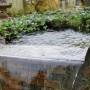 Ubbink Überlauf-Element Brisbane aus Edelstahl im Gartenteich mit Wasserfall.
