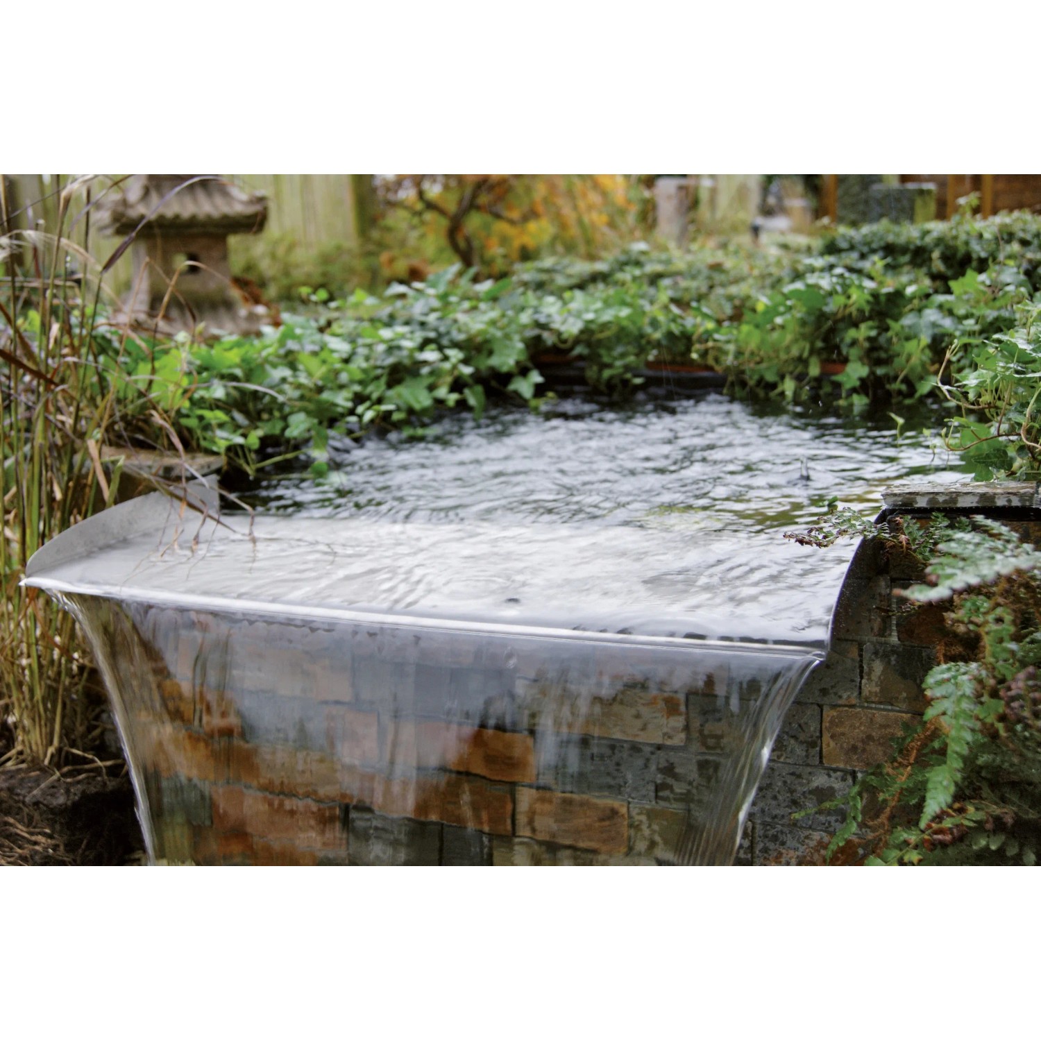 Ubbink Überlauf-Element Brisbane aus Edelstahl im Gartenteich mit Wasserfall.