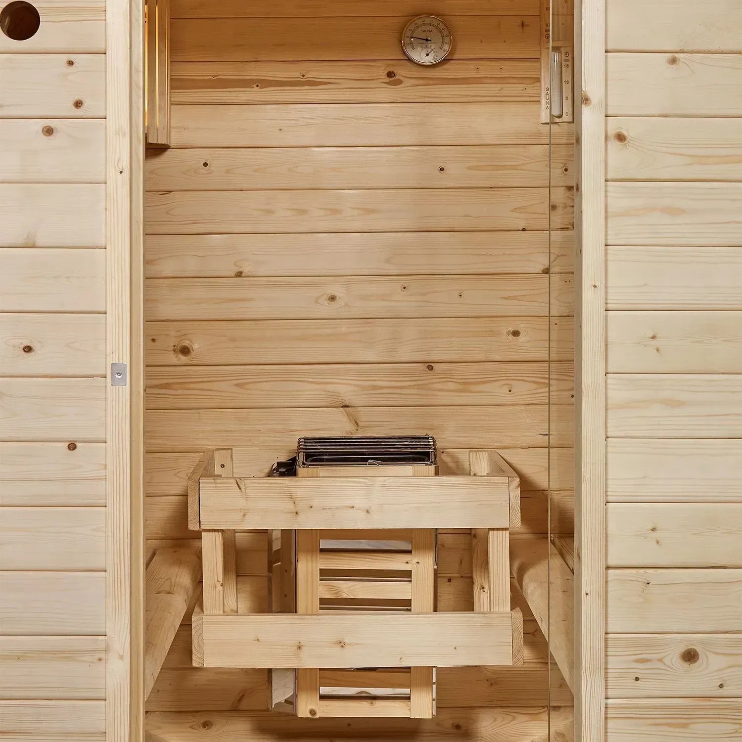 Innenansicht Artsauna Fasssauna Spitzbergen mit Saunaofen und Thermometer.