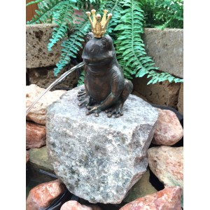 Wasserspeier Froschkönig Ratomir als Teichfigur aus Bronze mit goldener Krone, 17x18x13cm.