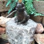 Wasserspeier Froschkönig Ratomir als Teichfigur aus Bronze mit goldener Krone, 17x18x13cm.