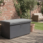 Anthrazitfarbene Stahl-Aufbewahrungsbox mit grauem Sitzkissen auf Holzterrasse. Ideal als Gartenbox & Bank.