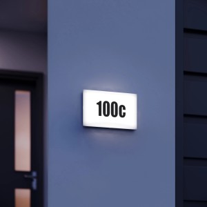 Steinel LED-Hausnummerleuchte L 1 N an blauer Hauswand mit der Nummer 100c.