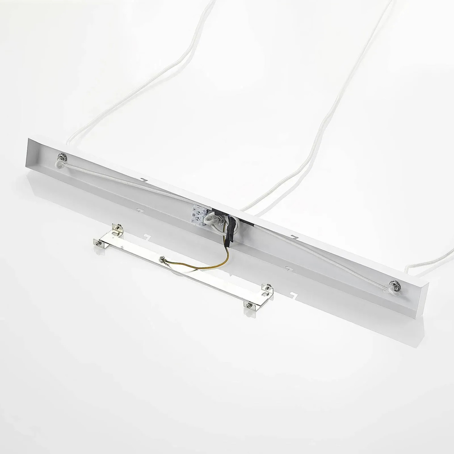 Weiße Lindby Kadir Pendelleuchte, Montagebalken aus Metall mit Verkabelung und Deckenhalterung.