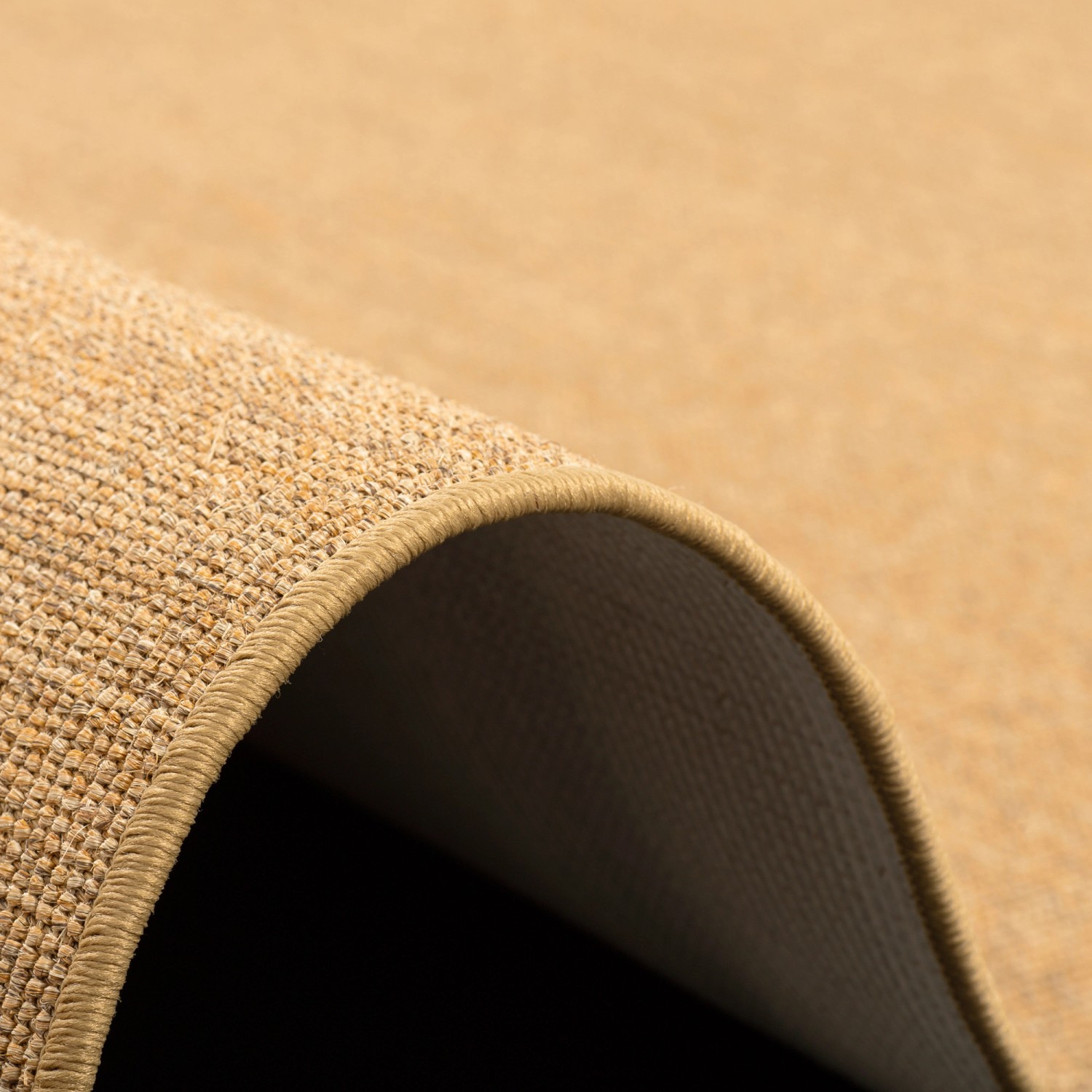Snapstyle Sisal Teppichläufer Nuss, 80x320cm, Detailansicht der Textur und des rutschhemmenden Rückens.