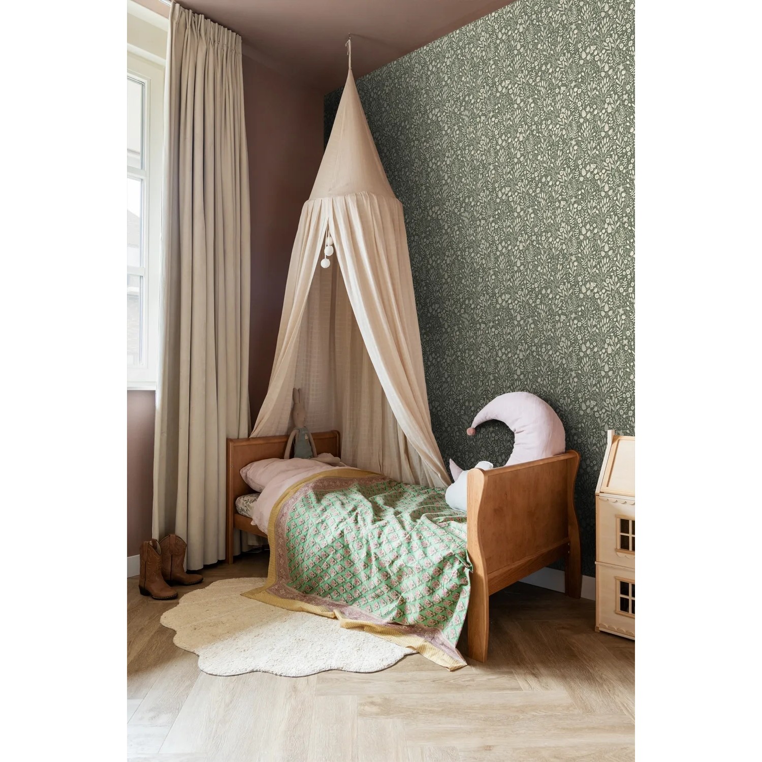 Grüne ESTAhome Vliestapete mit Blumenmuster an der Wand eines Kinderzimmers. Dekorative Tapete für eine freundliche Atmosphäre.