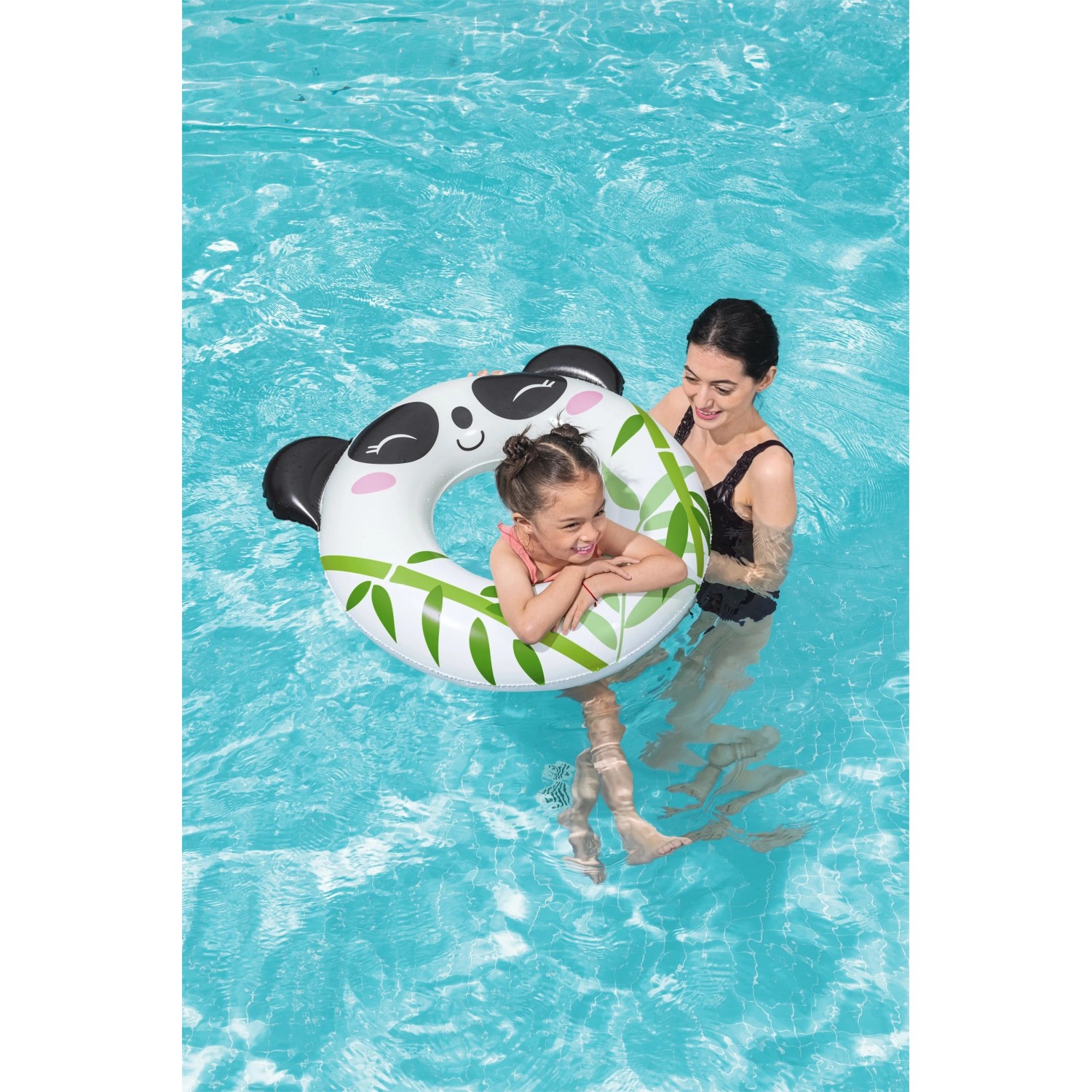 Kind mit Bestway Schwimmring im Panda Design im Pool. Schwimmhilfe für Kinder von 3-6 Jahren.