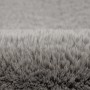 Detailansicht: Silberner Lalee Hochflorteppich Heaven 800, 80x150 cm. Weicher Flor, Kunstfelloptik.