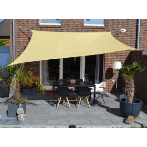 Rechteckiges, weizenfarbenes Floracord Sonnensegel (500x400cm) über einer Terrasse mit Tisch und Stühlen.