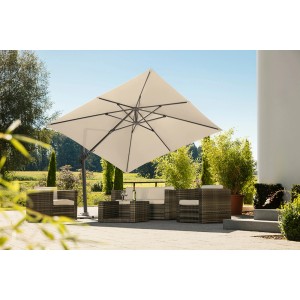 Naturfarbener Schneider Ampelschirm 360x300 cm mit Dreh- und Neigefunktion über einer Sitzgruppe.