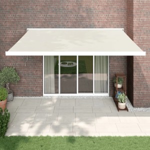 Eingefahrene, creme-farbene furnicato Markise 4x3 m aus Stoff und Aluminium an einer Hauswand.