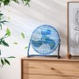 Blauer HOMCOM Tischventilator im Retro-Stil auf einer Kommode. Der Ventilator sorgt für eine angenehme Brise.
