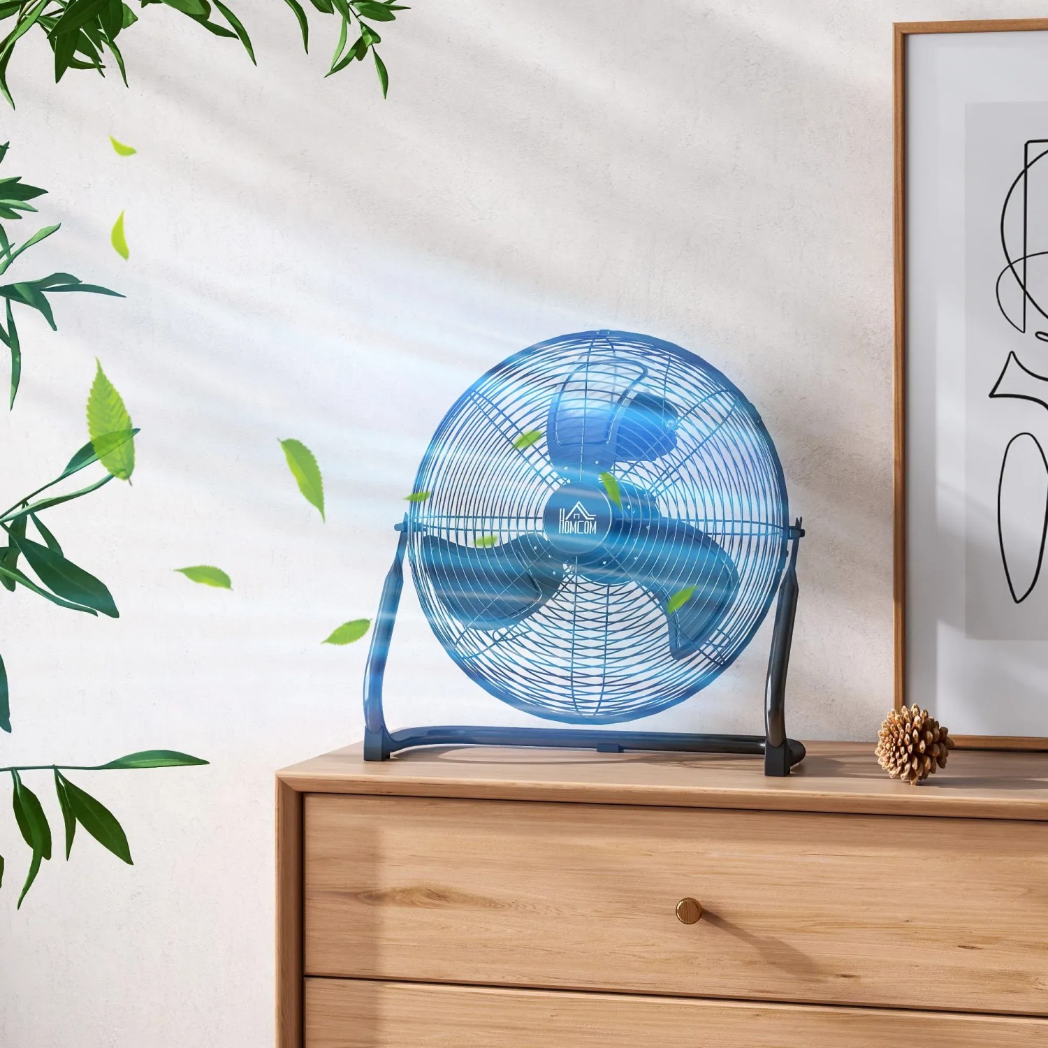 Blauer HOMCOM Tischventilator im Retro-Stil auf einer Kommode. Der Ventilator sorgt für eine angenehme Brise.