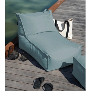 mokebo Outdoor Sitzsack 'Sundowner' in Himmelgrau auf Holzdeck mit Deko.