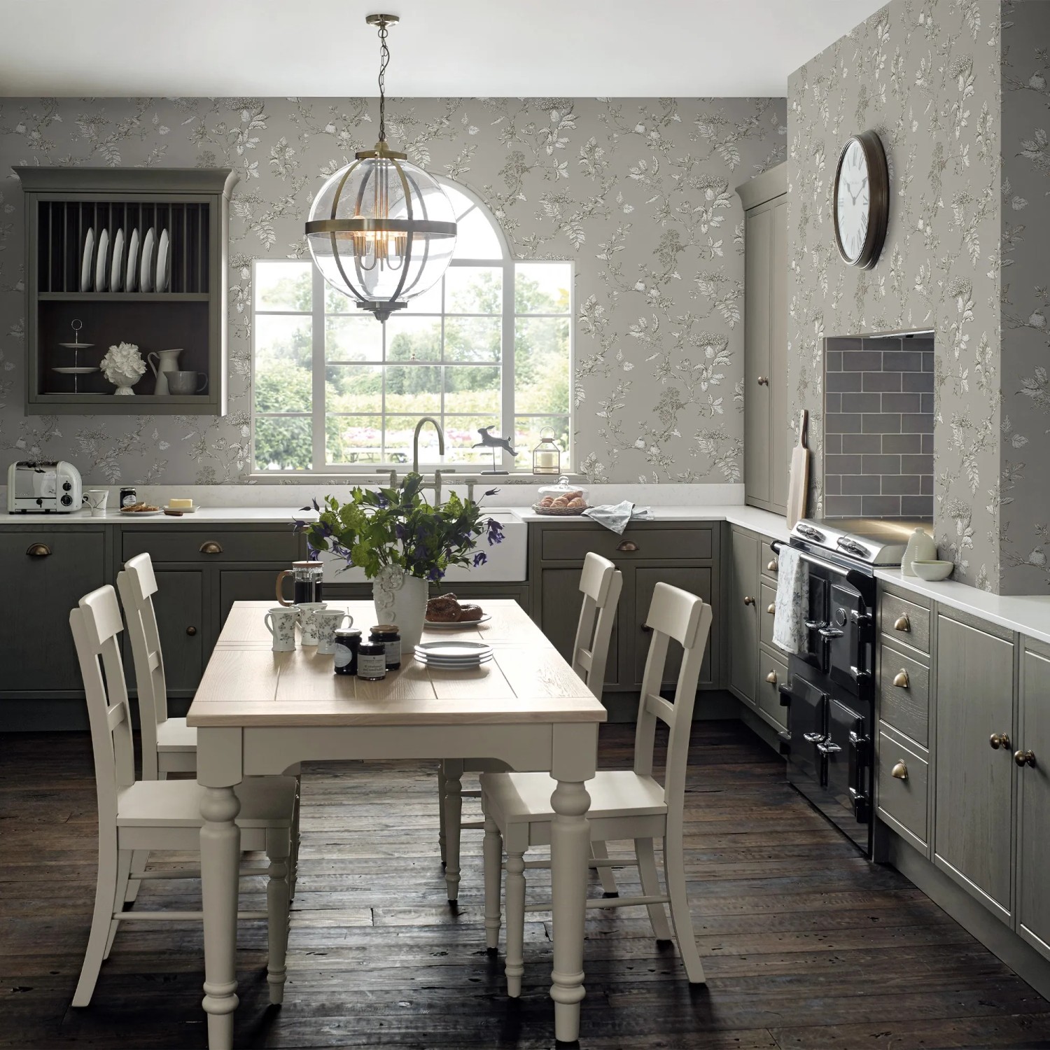 Küche mit Laura Ashley Vliestapete Elderwood Steel, floralem Muster in Stahlgrau.