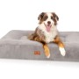 Hund liegt entspannt im grauen Knuffelwuff Hundebett Midland Orthopädisch Kunstfell 120x100cm.