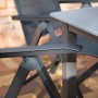 Detailansicht: Anthrazit-farbener Acamp Klappsessel Urban mit Aluminiumgestell.