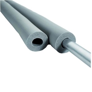Graue flexible Kautschuk Rohrisolierung, 28x30mm, teils auf einem Rohr. Ideal für Heizungs- & Sanitärdämmung.