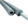 Graue flexible Kautschuk Rohrisolierung, 28x30mm, teils auf einem Rohr. Ideal für Heizungs- & Sanitärdämmung.