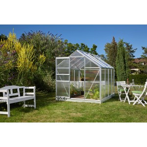 Vitavia Gewächshaus Comet 5000 aus Aluminium mit geöffneter Schiebetür im Garten.
