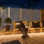 Paulmann LED-Stripe Smooth als indirekte Beleuchtung unter einer Paletten-Lounge im Außenbereich.