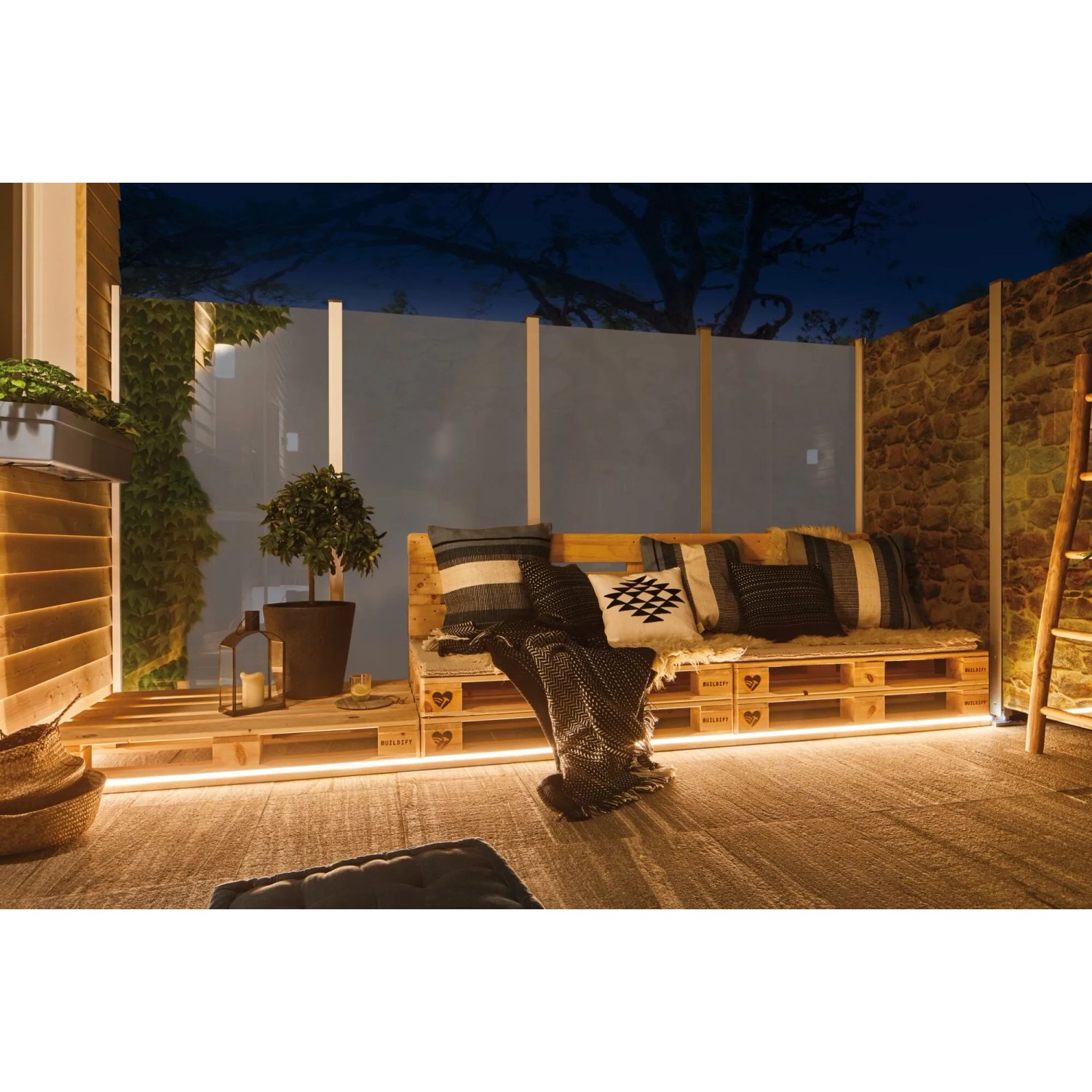 Paulmann LED-Stripe Smooth als indirekte Beleuchtung unter einer Paletten-Lounge im Außenbereich.