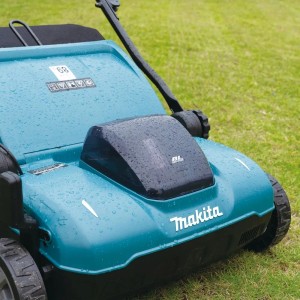 Makita Akku-Vertikutierer DUV320Z: Detailansicht des Elektro-Vertikutierers auf Rasen.