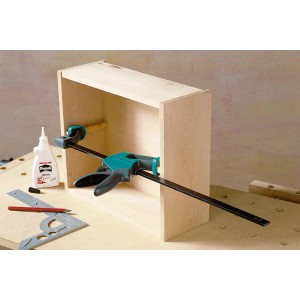 Wolfcraft Einhandzwinge EHZ Easy 75-500 beim Fixieren eines Werkstücks.