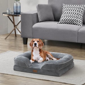 Hund liegt entspannt im grauen Juskys Hundebett Sheena M mit orthopädischer Matratze.
