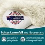 Elfenbeinfarbenes KARAT Schaffell Audrey aus Premium Lammfell, Detailaufnahme des Lederrückens mit Qualitäts-Siegel.