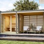 Karibu Anbaudach für Saunahaus Seros: Naturbelassenes Holz mit Graualuminium Rahmen. Erweiterung für Wellnessbereich.