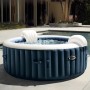 Intex PureSpa Plus aufblasbarer Whirlpool mit Kopfstützen und blubberndem Wasser.