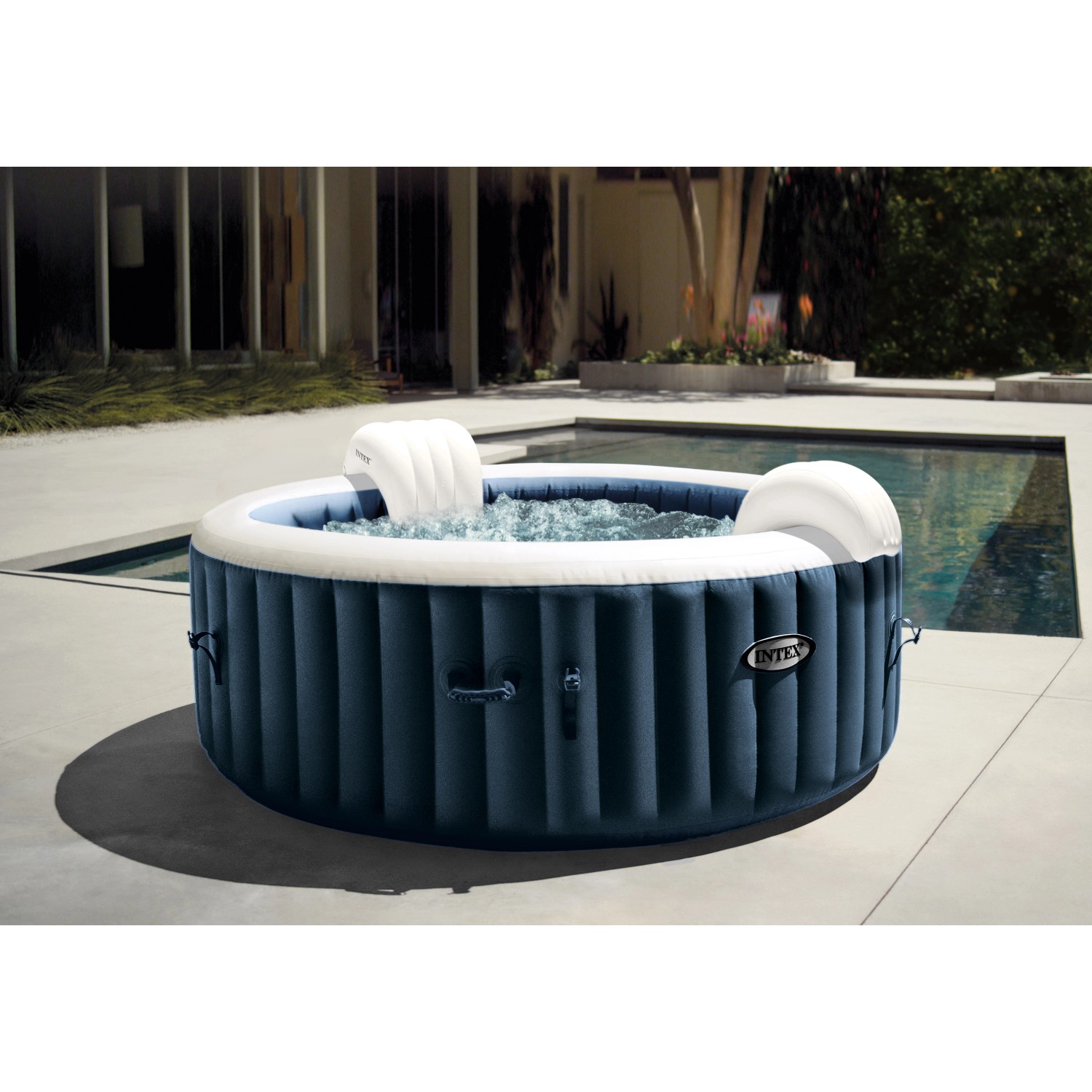 Intex PureSpa Plus aufblasbarer Whirlpool mit Kopfstützen und blubberndem Wasser.