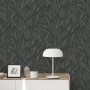 Guido Maria Kretschmer Vliestapete Sansibar, schwarzes Blätter-Design im Wohnraum.