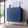 Marineblaue Schubladenkommode mit Fischschuppenmuster, 3 Schubladen, goldenen Griffen und Beinen im Wohnzimmer.