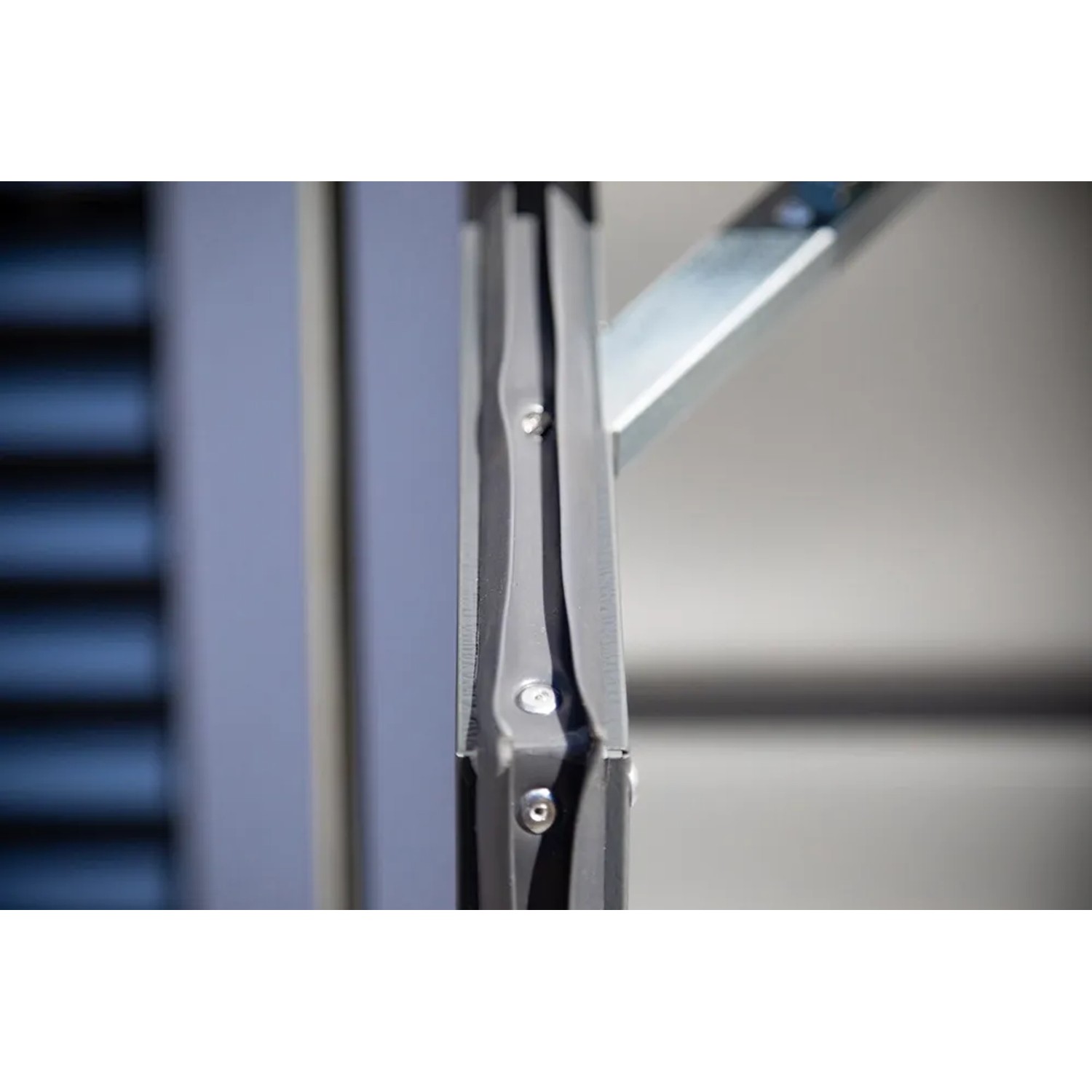 Detailaufnahme: Trimetals Aufbewahrungsbox Sesame, anthrazitfarbene Metallelemente.
