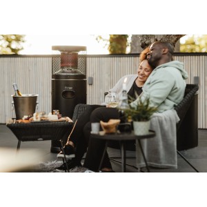 Enders Terrassenheizer Polo Black 2.0 mit Paar auf Terrasse. Kompakter Heizstrahler in Schwarz.