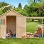 Soulet Kinderspielhaus Eugenie mit Terrasse und zwei spielenden Kindern im Garten.