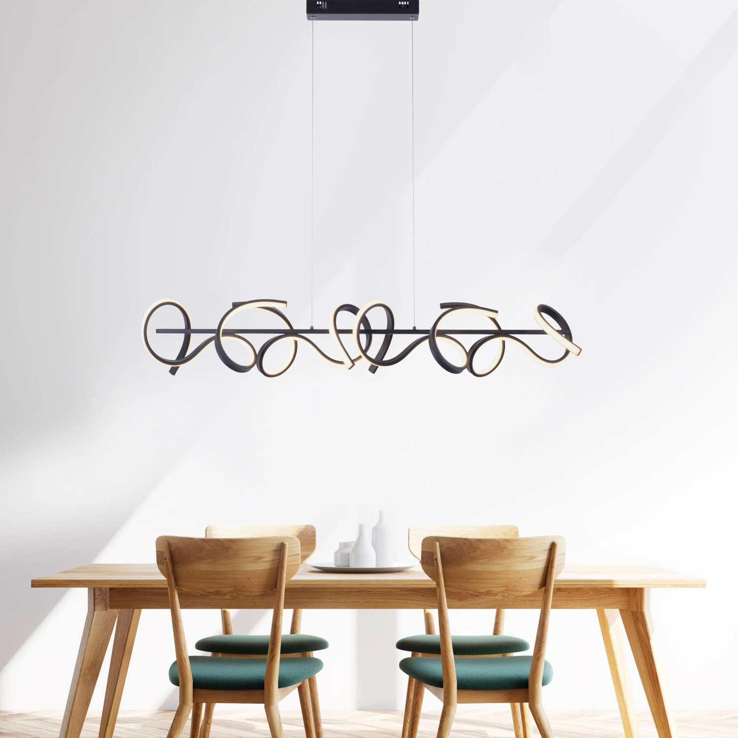 Moderne LED-Pendelleuchte Curls in Schwarz (99x21cm) über Esstisch. Dimmbare Hängelampe von Just Light.