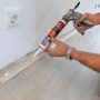 Anwendung von Soudal Fix All High Tack Hybrid Kraftkleber Weiß zum Anbringen einer Fußleiste.